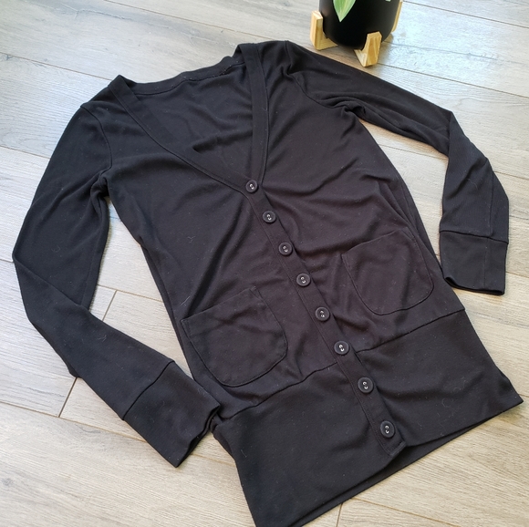 Black basic cardigan with pockets 🖤 - Picture 2 of 4